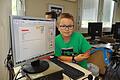 Julius (10) arbeitet an der Projektzeitung, die beim Abschlussfest am Freitag verkauft werden soll.