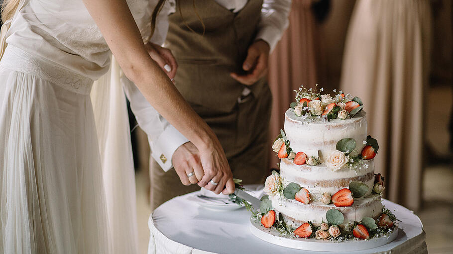 Hochzeitstorte       -  Naked Cakes sind auch bei Hochzeiten im Wüstenblumen-Stil angesagt.