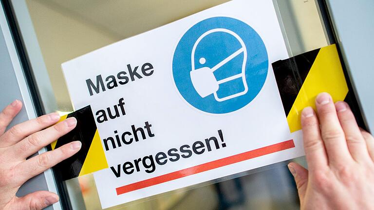 Seit Anfang des Schuljahres gilt in Bayern in allen Schulen außer den Grundschulen Maskenpflicht. Mittlerweile gab es in vier Klassen in Stadt und Landkreis an vier verschiedenen Schulen positive Corona-Fälle, die Klassen und ihre Lehrer sind in Quarantäne und werden getestet. Seit Anfang des Schuljahres gilt in Bayern in allen Schulen außer den Grundschulen Maskenpflicht. Mittlerweile gab es in vier Klassen in Stadt und Landkreis an vier verschiedenen Schulen positive Corona-Fälle, die Klassen und ihre Lehrer sind in Quarantäne und werden getestet.