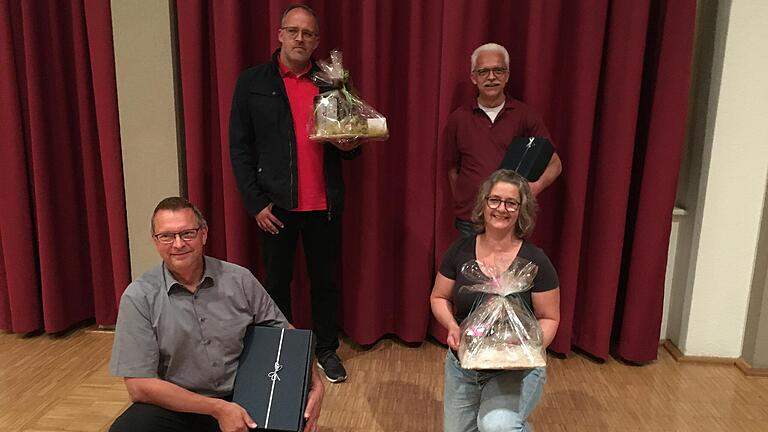 Unser Bild zeigt die für jahrelange Tätigkeit beim Faschingsverein Lengfurter Schnagge Geehrten, im Uhrzeigersinn rechts vorne beginnend: Heike Roth, Holger Mehling, Dirk Malinka, Dietmar Bratge. Unser Bild zeigt die für jahrelange Tätigkeit beim Faschingsverein Lengfurter Schnagge Geehrten, im Uhrzeigersinn rechts vorne beginnend: Heike Roth, Holger Mehling, Dirk Malinka, Dietmar Bratge.