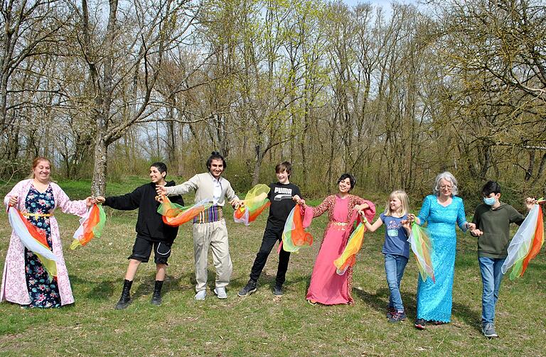 Ein Kurdisches Neujahrsfest wurde am Ende des talentCAMPus innerhalb des jukunet-Ferienprogramms in Bad Königshofen nachgestellt, Dritter von links mit kurdischer Tracht Hoshyar Mohammed.