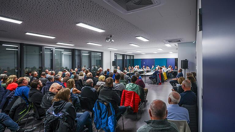 Rund 100 Menschen kamen zur öffentlichen Sitzung des Thereser Gemeinderats. Rund 100 Menschen kamen zur öffentlichen Sitzung des Thereser Gemeinderats.