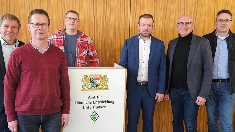 Bei der Neuwahl des Vorstandes (von links): Behördenleiter des Amtes für Ländliche Entwicklung, Jürgen Eisentraut, Baudirektor und Vorsitzender des VLE Gerald Kolb, die Vorstände Michael Schneider, Bürgermeister Stefan Rottmann, Bürgermeister Helmut Krämer und Michael Manger. Bei der Neuwahl des Vorstandes (von links): Behördenleiter des Amtes für Ländliche Entwicklung, Jürgen Eisentraut, Baudirektor und Vorsitzender des VLE Gerald Kolb, die Vorstände Michael Schneider, Bürgermeister Stefan Rottmann, Bürgermeister Helmut Krämer und Michael Manger.