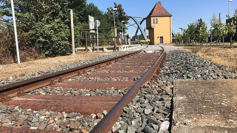 Muss für eine zusätzliche Entwässerung eine Planum-Schutzschicht auf der Bahntrasse eingebaut werden? Falls ja, würden sich die Kosten für die Reaktivierung der Mainschleifenbahn um über zehn Millionen Euro erhöhen.