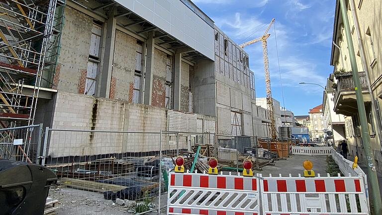 Baustelle Mainfranken Theater Würzburg: Blick auf die Außenmauern des Bestandsgebäudes in der Oeggstraße.&nbsp;