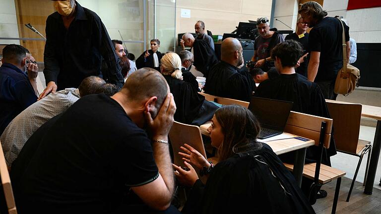 Frankreich: Rentner lässt Frau jahrelang von Fremden missbrauchen       -  50 Männer sollen die Frau missbraucht haben, die ihr Mann auf einer Plattform für Sexualkontakte anbot.