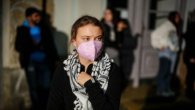 Greta Thunberg in Berlin       -  Seit dem Angriff der islamistischen Hamas auf Israel und dem darauffolgenden militärischen Vorgehen Israels im Gazastreifen hat Greta Thunberg sich mehrfach mit den Palästinensern solidarisiert und Israel Völkermord vorgeworfen. (Archivbild)