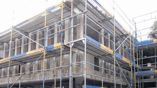 Im Rohbau: Der neue Zwischenbau auf Stelzen verbindet die Gastwirtschaft mit dem Burgbau. Im Hintergrund die Aussichtsterrasse.