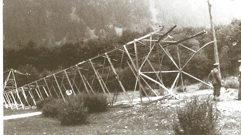 Von den Pusterer Buibm gesprengte Strommasten in Mühlen in Südtirol. Von den Pusterer Buibm gesprengte Strommasten in Mühlen in Südtirol.
