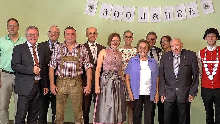 300 Jahre Brautradition in Theinheim feierten am Wochenende (von links) Bürgermeister Matthias Bäuerlein, Frank Weht (Handwerkskammer), Heinz Stempfle (Hotel- und Gaststättenverband), Helmut Bayer, Landrat Wilhelm Schneider, Maria Bayer, Stefanie Bayer, Gertrud Bayer, Michael Bayer, Irmgard Bayer, Hermann Bayer und Bierprinz Sebastian Gocker.