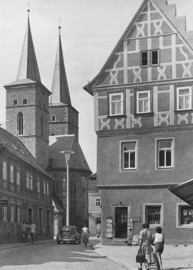 Nachdem die Buchhandlung Paula Glückstein 1958 aus dem Erdgeschoss des Küchenbaus des Alten Rathauses (rechts) ausgezogen war,&nbsp; nutzte die Stadtbücherei diese Räume.