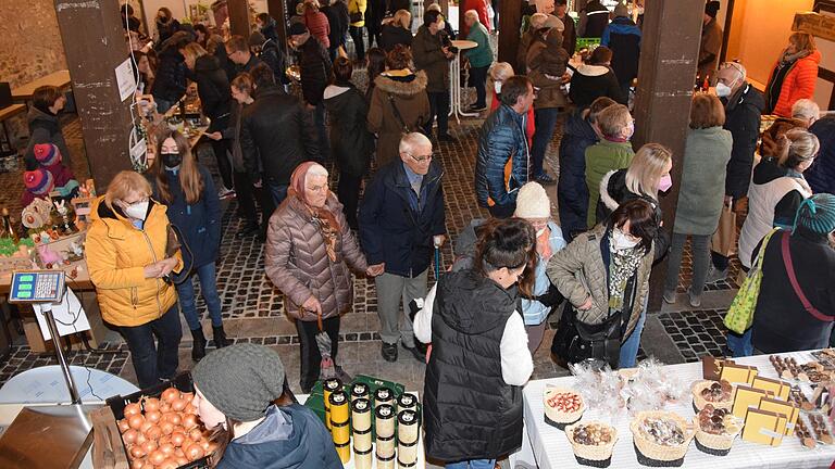 Kaum war  die Markthalle eröffnet, herrschte auch schon dichter Andrang an den Ständen der 15 Händler.