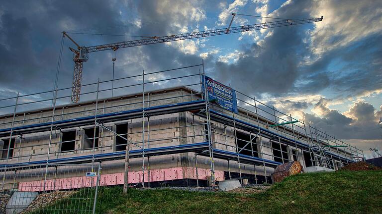 Der neue Kinderhort neben der Grundschule in Poppenlauer ist das zurzeit größte Bauprojekt der Marktgemeinde Maßbach. Die Fertigstellung wird sich allerdings bis 2023 verzögern. Foto: Dieter Britz - Der neue Kinderhort neben der Grundschule in Poppenlauer ist das zurzeit größte Bauprojekt der Marktgemeinde Maßbach. Die Fertigstellung wird sich allerdings bis 2023 verzögern. Foto: Dieter Britz Der neue Kinderhort neben der Grundschule in Poppenlauer ist das zurzeit größte Bauprojekt der Marktgemeinde Maßbach. Die Fertigstellung wird sich allerdings bis 2023 verzögern. Foto: Dieter Britz - Der neue Kinderhort neben der Grundschule in Poppenlauer ist das zurzeit größte Bauprojekt der Marktgemeinde Maßbach. Die Fertigstellung wird sich allerdings bis 2023 verzögern. Foto: Dieter Britz