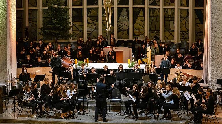 Weihnachtskonzert des  Schweinfurter Celtis-Gymnasiums mit der 'Junior Concert Band' in der Kilianskirche.