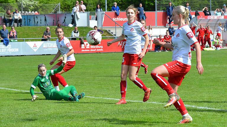 Franka Ziegler (rechts) schiebt aus kurzer Entfernung zum Siegtor für die Würzburger Kickers ein. Ihre Mitspielerinnen Lea Schrenk (links) und Victoria Maidhof beobachten die Szene, ebenso wie die bereits geschlagene Augsburger Torhüterin Caroline Uhl.