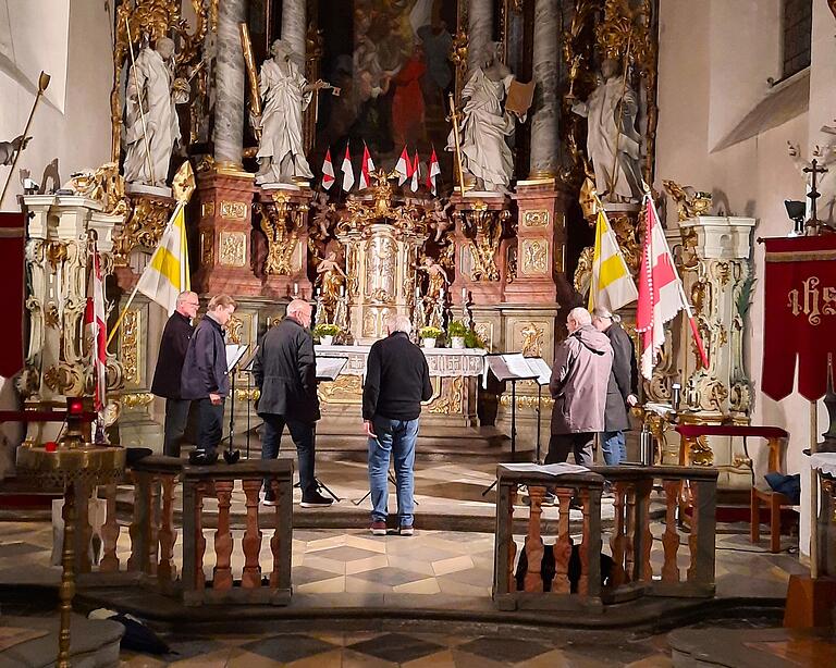 Chorprobe in Tückelhausen: Am Sonntag können Musikbegeisterte in der Kirche St. Georg Gregorianischen Chorälen lauschen. Chorprobe in Tückelhausen: Am Sonntag können Musikbegeisterte in der Kirche St. Georg Gregorianischen Chorälen lauschen.