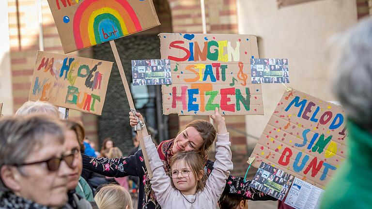 Bunte Parolen gegen Rechts am Sonntag in Würzburg.