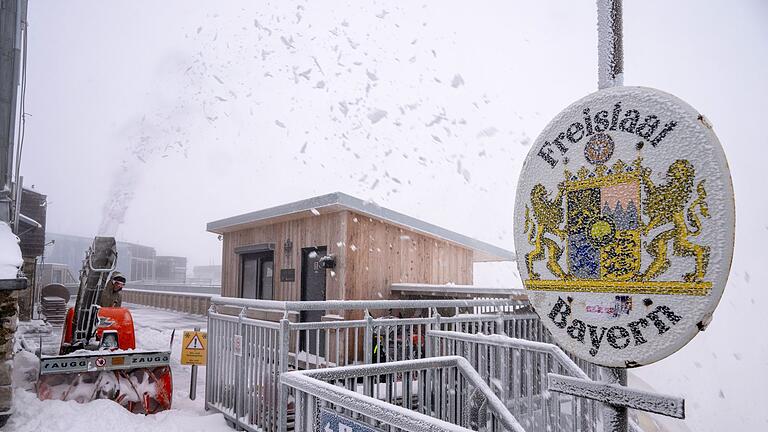 Wetter in Bayern       -  Das ist er - September-Neuschnee auf der Zugspitze.