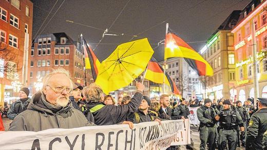 Kein Durchkommen: In Würzburg blieb ein „Pegida“-Schweigemarsch auf der Strecke, aufgehalten von 250 Demonstranten. Kein Durchkommen: In Würzburg blieb ein „Pegida“-Schweigemarsch auf der Strecke, aufgehalten von 250 Demonstranten.