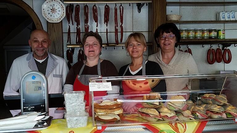 Am kommenden Samstag ist Schluss: Herbert (links), Gabi und Nadja Ohibsky (von rechts) sowie Verkäuferin Tanja Schraut bedanken sich bei ihrer Kundschaft für die jahrelange Treue. Am kommenden Samstag ist Schluss: Herbert (links), Gabi und Nadja Ohibsky (von rechts) sowie Verkäuferin Tanja Schraut bedanken sich bei ihrer Kundschaft für die jahrelange Treue.