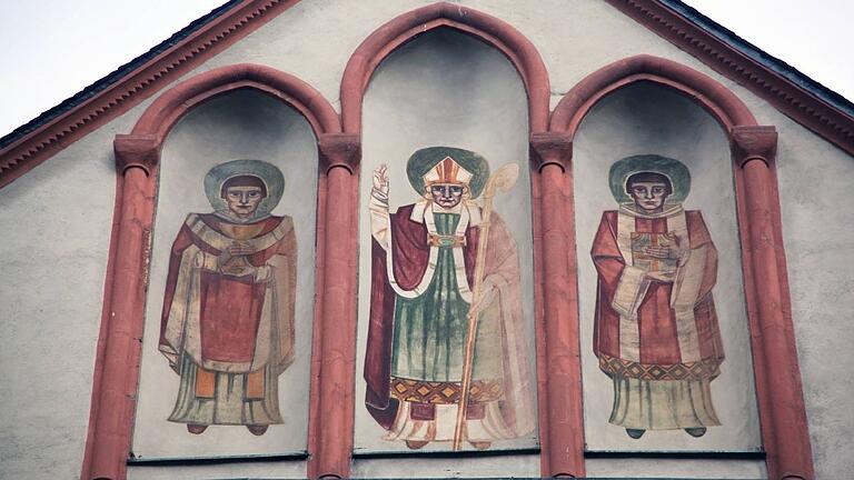 Kilian, Kolonat und Totnan in der Darstellung der dem Kiliansplatz zugewandten Außenmauer der Neumünsterkirche.