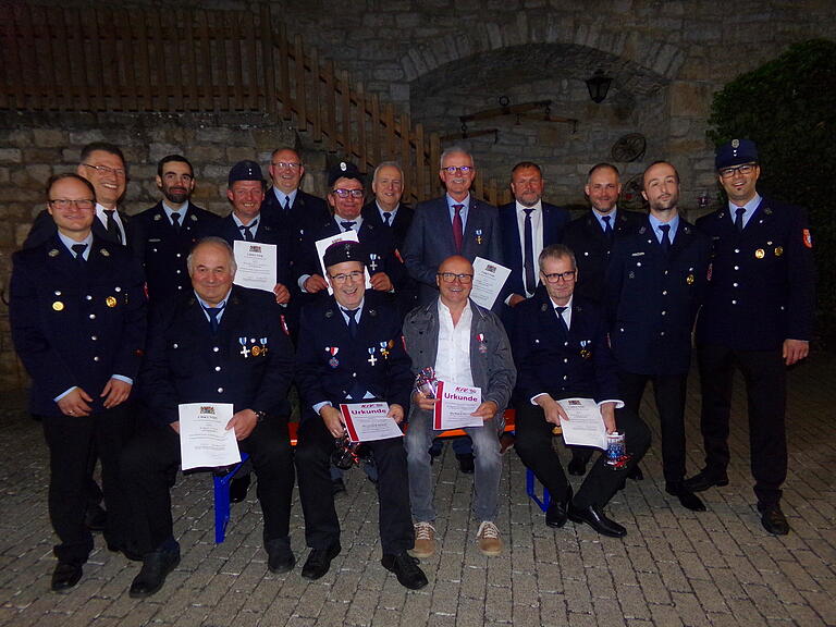 Die aktiven langjährigen Mitglieder der Acholshäuser Wehr. Das Bild zeigt (vorne von links): Hubert Popp, Bernhard Reiter, Burkhard Körner, Berthold Eirich.
Hintere Reihe (von links) Kommandant Benedikt Körner, KBR Michael Reitzenstein, zweiter Kommandant Christoph Reiter, Daniel Steinhöfer, Norbert Zehnter, Josef Steinhöfer, Wolfgang Rhein, Landrat Thomas Eberth, Markus Kemmer, zweiter Vorsitzender Tobias Dürr und Vorsitzender Michael Englert. Die aktiven langjährigen Mitglieder der Acholshäuser Wehr. Das Bild zeigt (vorne von links): Hubert Popp, Bernhard Reiter, Burkhard Körner, Berthold Eirich.
Hintere Reihe (von links) Kommandant Benedikt Körner, KBR Michael Reitzenstein, zweiter Kommandant Christoph Reiter, Daniel Steinhöfer, Norbert Zehnter, Josef Steinhöfer, Wolfgang Rhein, Landrat Thomas Eberth, Markus Kemmer, zweiter Vorsitzender Tobias Dürr und Vorsitzender Michael Englert.