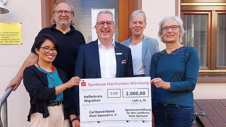 Peter Schmitt, umringt von Birgit Bernhart, Karin Offermann und Sunita Lama vom Info-Point des Helferkreises und von Joachim Salzmann.