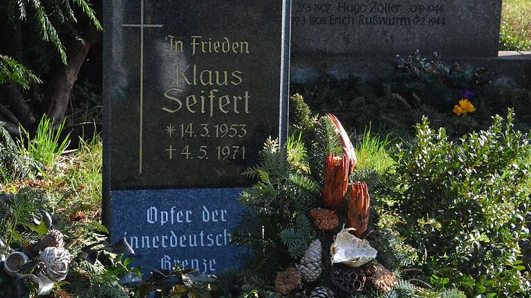 Am Friedhof in Bibra befindet sich das Grab von Klaus Seifert. Er wurde 1971 durch eine Mine getötet.