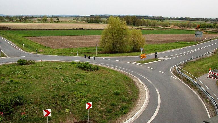 Zwischen Hörblach und der B22 &ndash; in der Nähe des Kreisverkehrs &ndash; beginnt demnächst die Firma LZR mit dem Abbau von Sand und Kies. Das Vorhaben wurde bereits 1993 vom Landratsamt Kitzingen genehmigt. Der Gemeinderat befürchtet einen weiteren See.