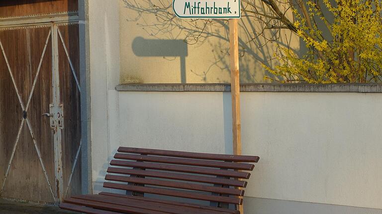 Ein Schild, angefertigt vom OVV Hohenfeld, weist auf die Mitfahrerbank hin.