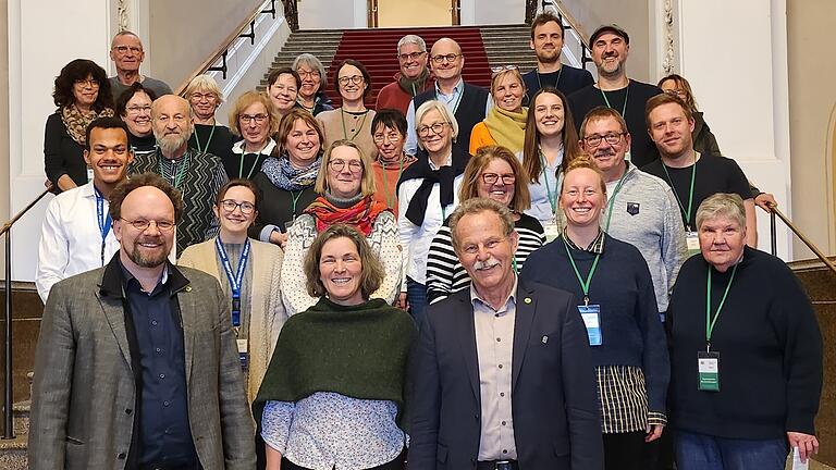 Die drei unterfränkischen Landtagsabgeordneten der Grünen Patrick Friedl, Kerstin Celina und Paul Knoblach (vorne, von links) begrüßten eine Besuchergruppe im Bayerischen Landtag.