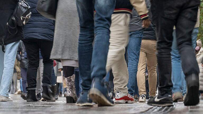 Passanten auf der Zeil       -  Allerheiligen lädt zum Shopping in Hessen ein. (Archivbild)