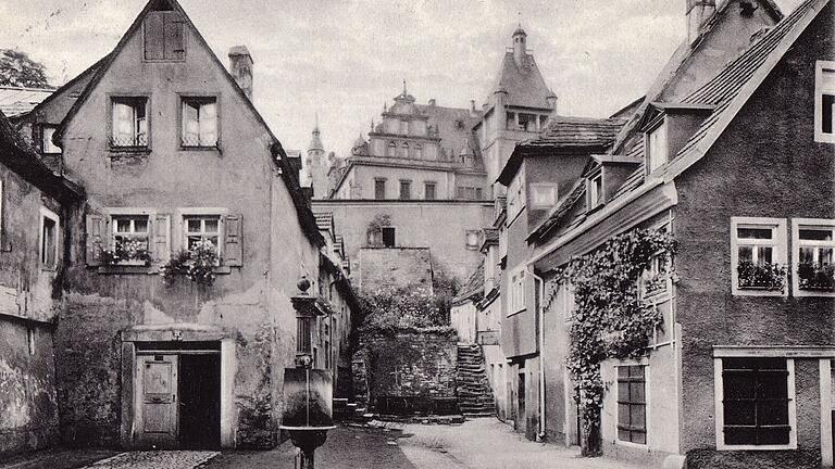 Mit dem schmucken Brunnen und den Handwerkerhäusern war die Kitzinger Fischergasse&nbsp; vor 100 Jahren ein Augenschmaus. Im Hintergrund lugt das Deusterschloss über die Mauer.&nbsp;