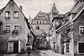 Mit dem schmucken Brunnen und den Handwerkerhäusern war die Kitzinger Fischergasse&nbsp; vor 100 Jahren ein Augenschmaus. Im Hintergrund lugt das Deusterschloss über die Mauer.&nbsp;