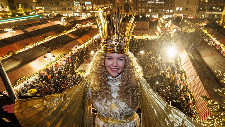 Der Christkindlesmarkt in Nürnberg ist weltweit bekannt. Auch das Nürnberger Christkind, letztes Jahr war es Nelli Lunkenheimer, bezaubert bayernweit bei seinem Besuch auf anderen Weihnachtsmärkten.&nbsp;
