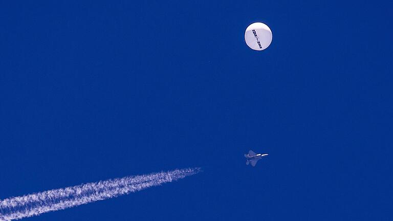 Auf diesem von Chad Fish zur Verfügung gestellten Bild schwebt ein großer Ballon über dem Atlantischen Ozean vor der Küste von South Carolina. Darunter sind ein Kampfjet und seine Kondensstreifen zu sehen. Der Ballon wurde von einer infrarotgesteuerten Luft-Luft-Rakete des Typs AIM-9X Sidewinder von einem F-22-Kampfflugzeug aus einer Höhe von 58.000 Fuß (etwa 17,7 km) in der Nähe von Myrtle Beach abgeschossen und faszinierte die Himmelsbeobachter in dem bevölkerungsreichen Gebiet, das wegen seiner kilometerlangen Strände, die Rentner und Urlauber anziehen, als Grand Strand bekannt ist. Am Ende hoben Kampfflugzeuge ab, um den Ballon abzuschießen.