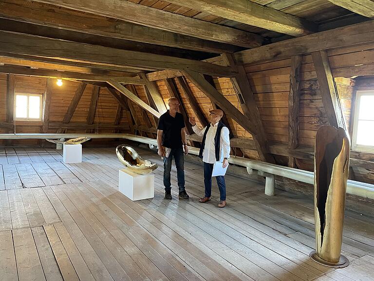 Herbert Holzheimer und Thomas Pfarr im Dachgeschoss von Haus Nivard. Herbert Holzheimer und Thomas Pfarr im Dachgeschoss von Haus Nivard.