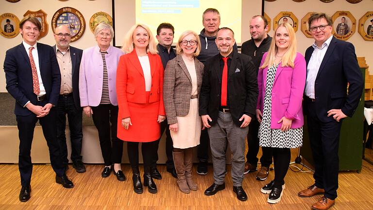Der Kreisverband und die Kreisvereinigung der Freien Wähler haben einen neuen Vorstand. Bei beiden Gruppierungen ist nun Susanne Knof (Mitte) die Vorsitzende. Der Landtagsabgeordnete Felix von Zobel (links) ist der offizielle Beauftragte für den hiesigen Stimmkreis. Das Bild zeigt (von links) Felix von Zobel, Volker Schmitt, Karin Bradenstein, Tamara Bischof, Ulrich Falk, Susanne Knof, Thomas Pauli, Cengiz Zarbo, Frank Stierhof, Sabrina Bischof-Rehberger und Stefan Wolbert. Der Kreisverband und die Kreisvereinigung der Freien Wähler haben einen neuen Vorstand. Bei beiden Gruppierungen ist nun Susanne Knof (Mitte) die Vorsitzende. Der Landtagsabgeordnete Felix von Zobel (links) ist der offizielle Beauftragte für den hiesigen Stimmkreis. Das Bild zeigt (von links) Felix von Zobel, Volker Schmitt, Karin Bradenstein, Tamara Bischof, Ulrich Falk, Susanne Knof, Thomas Pauli, Cengiz Zarbo, Frank Stierhof, Sabrina Bischof-Rehberger und Stefan Wolbert.