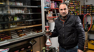 Rundgang durch die Bahnhofspavillons       -  Mohammed Ashour in seinem Call-Shop am Bahnhofsplatz.