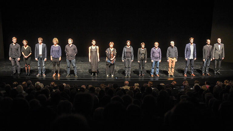 'Him Hanflang' schon viel Applaus: Das Schauspielensemble beim Sprechchor frei nach Ernst Jandl. Zum Auftakt der neuen Spielzeit stellen sich alle Sparten vor.