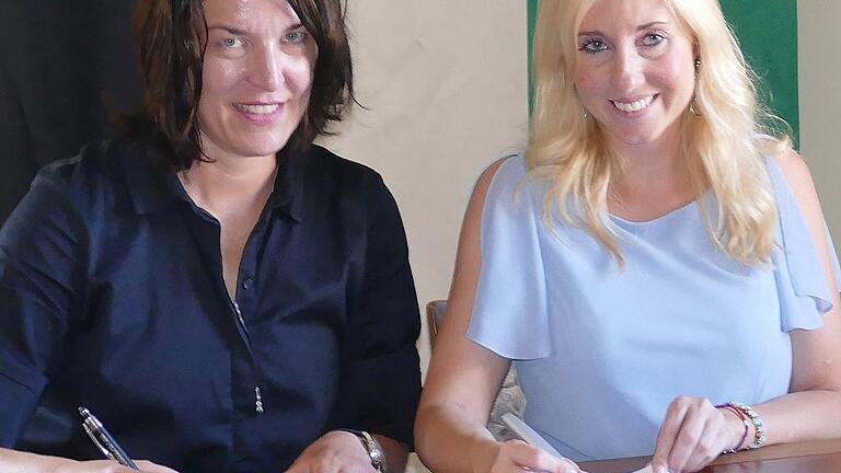 Bürgermeisterin Anna Stolz (rechts) und Claudia Roth (&bdquo;allobjekt&rdquo;) unterschrieben die Vereinbarung.