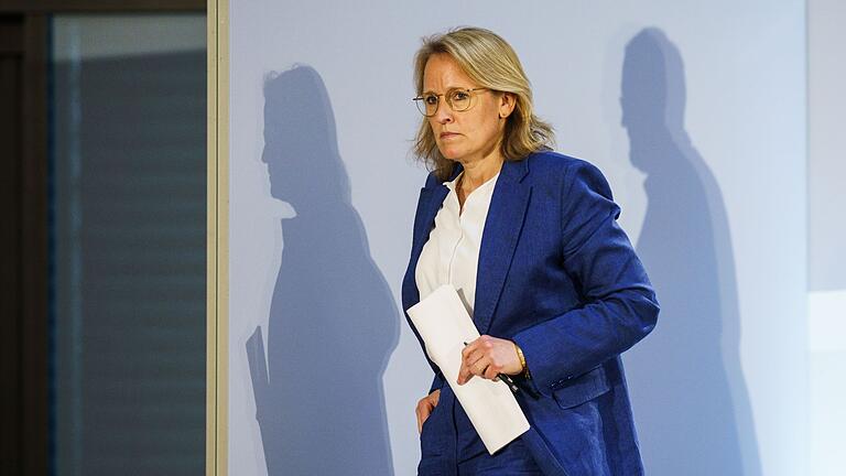 Donata Hopfen - Donata Hopfen, bisherige Vorsitzende der Geschäftsführung der DFL, verlässt nach einer Mitgliederversammlung das Podium. Donata Hopfen - Donata Hopfen, bisherige Vorsitzende der Geschäftsführung der DFL, verlässt nach einer Mitgliederversammlung das Podium.