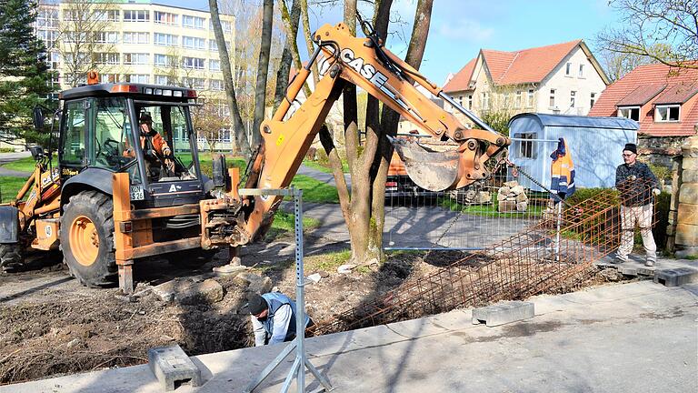 Sorgt für sicheren Stand: Damit die neu aufgebaute Klostermauer festen Halt bekommt, errichteten Alfons Kuhn (von links), Stefan Nieder und Bertram Binz zunächst ein bewehrtes Streifenfundament. Anschließend begannen sie mit dem Setzen der ersten Natursteine. Sorgt für sicheren Stand: Damit die neu aufgebaute Klostermauer festen Halt bekommt, errichteten Alfons Kuhn (von links), Stefan Nieder und Bertram Binz zunächst ein bewehrtes Streifenfundament. Anschließend begannen sie mit dem Setzen der ersten Natursteine.