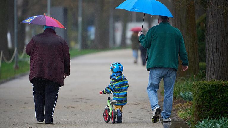 Noch bis Freitag warnt der Deutsche Wetterdienst vor Dauerregen in ganz Franken. Noch bis Freitag warnt der Deutsche Wetterdienst vor Dauerregen in ganz Franken. 