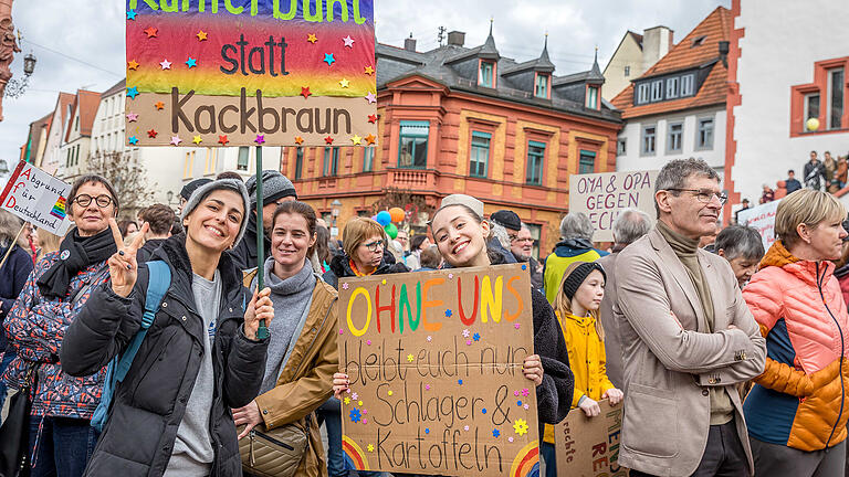 Karlstadt: Demokratie-Kundgebung       -  Zahlreiche Menschen besuchen am Samstag (17.02.24) die Kundgebung „MSP ist bunt“ auf dem Marktplatz in Karlstadt.