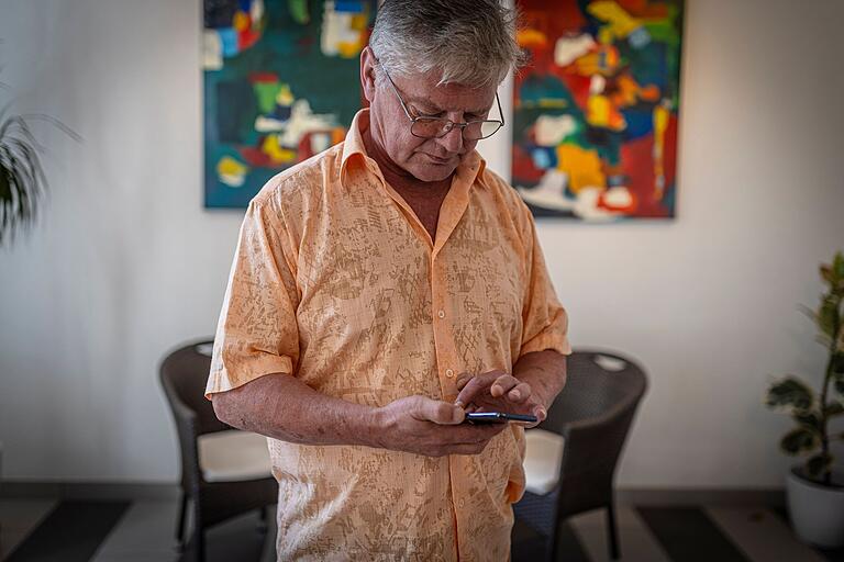Früher war hier das Büro des Diakons. Klaus Spyra sagt: 'Wo die beiden Korbsessel stehen, fanden die Übergriffe statt.' Früher war hier das Büro des Diakons. Klaus Spyra sagt: 'Wo die beiden Korbsessel stehen, fanden die Übergriffe statt.' 