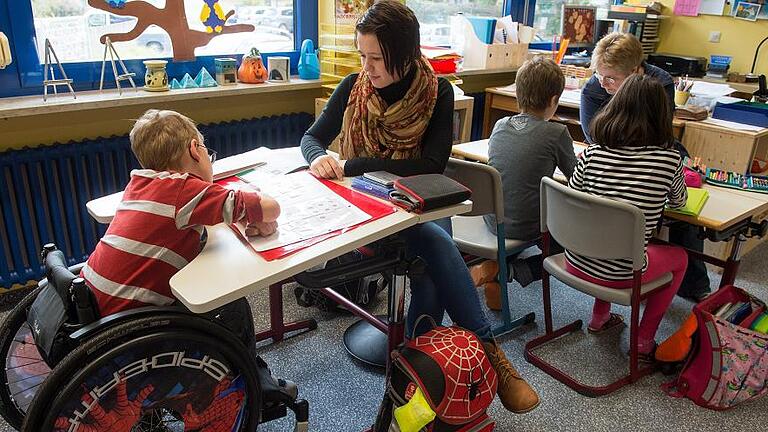 Inklusion behinderter Schüler - Gemeinsamer Unterricht für Drittklässler mit und ohne Behinderung an einer Grundschule in Deggendorf. Lehrer aus bayerischen Grund-, Mittel-, Realschulen und Gymnasien beklagen, dass sie keine oder zu wenig Unterstützung für die Inklusion erhalten. Inklusion behinderter Schüler - Gemeinsamer Unterricht für Drittklässler mit und ohne Behinderung an einer Grundschule in Deggendorf. Lehrer aus bayerischen Grund-, Mittel-, Realschulen und Gymnasien beklagen, dass sie keine oder zu wenig Unterstützung für die Inklusion erhalten.