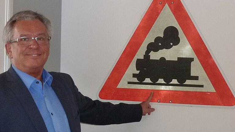 Arno Büttner mag alte Verkehrsschilder . Deshalb hing im Büro des scheidenden Ordnungsamtschefs dieses alte Hinweisschild auf einen Bahnübergang. „Die alte Dampflok war schöner als die auf den neuen Schildern“, findet er. Foto Hubert Herbert Arno Büttner mag alte Verkehrsschilder . Deshalb hing im Büro des scheidenden Ordnungsamtschefs dieses alte Hinweisschild auf einen Bahnübergang. „Die alte Dampflok war schöner als die auf den neuen Schildern“, findet er. Foto Hubert Herbert