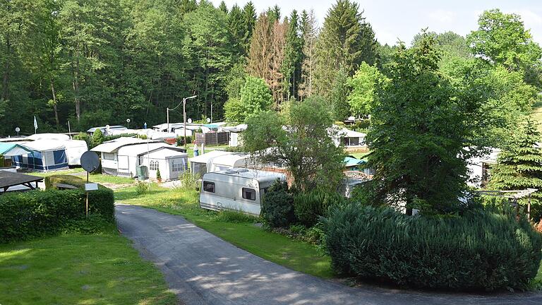 Der Campingplatz unweit des Ellertshäuser Sees liegt idyllisch am Waldrand. Seit Wiedereröffnung des Platzes zu Beginn dieses Monats können dort nun auch Wohnmobile Halt machen. Die neuen Pächter wollen den Platz Schritt für Schritt runderneuern und zum Beispiel die in die Jahre gekommenen sanitären Anlagen komplett ersetzen. Der Campingplatz unweit des Ellertshäuser Sees liegt idyllisch am Waldrand. Seit Wiedereröffnung des Platzes zu Beginn dieses Monats können dort nun auch Wohnmobile Halt machen. Die neuen Pächter wollen den Platz Schritt für Schritt runderneuern und zum Beispiel die in die Jahre gekommenen sanitären Anlagen komplett ersetzen.