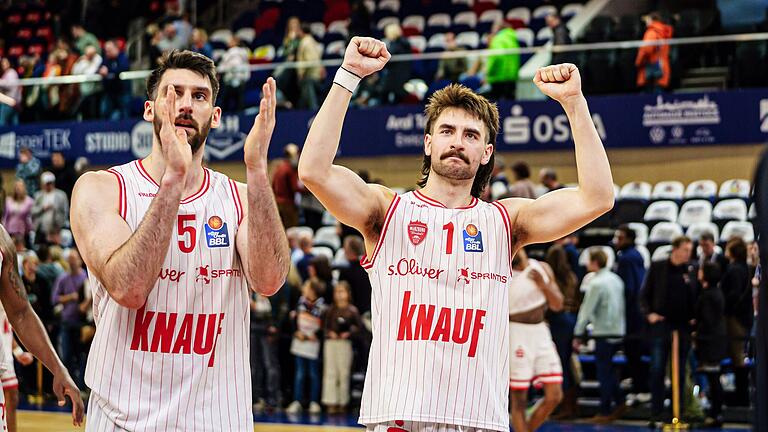 Überragend beim Comeback: Zac Seljaas (rechts) führte die Baskets mit 21 Punkten, darunter vier Dreier, zum Sieg bei den Rostock Seawolves. Überragend beim Comeback: Zac Seljaas (rechts) führte die Baskets mit 21 Punkten, darunter vier Dreier, zum Sieg bei den Rostock Seawolves.